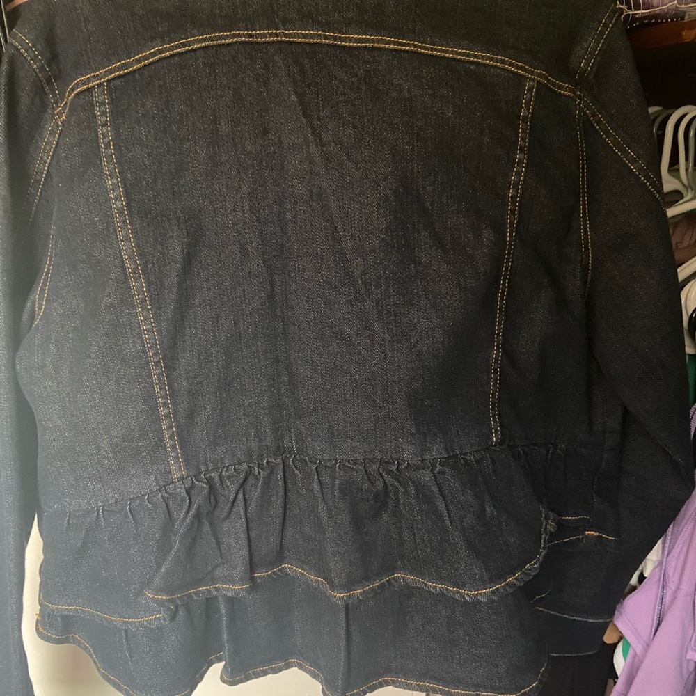 Jean jacket wit ruffles on the back